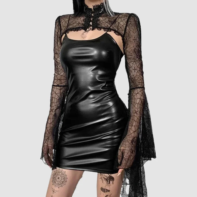 Ein eng anliegendes schwarzes Gothic-Kleid