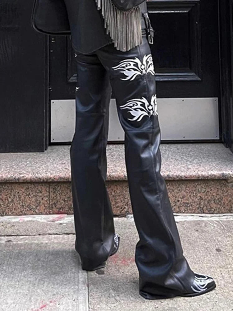 PANTALON GOTHIQUE EN CUIR ÉCOLOGIQUE DANS UN STYLE URBAIN