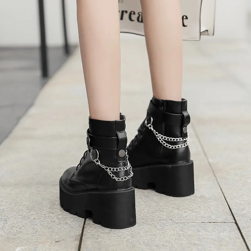 GOTHIC-SCHUHE AUS ÖKO-LEDER IN SCHWARZ MIT KETTE