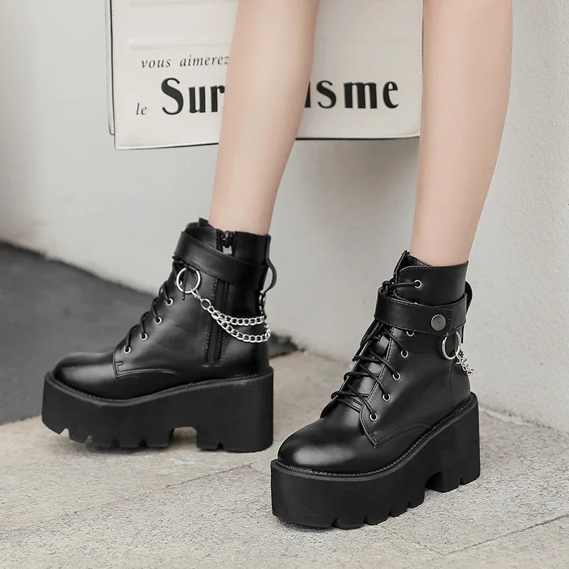GOTHIC-SCHUHE AUS ÖKO-LEDER IN SCHWARZ MIT KETTE