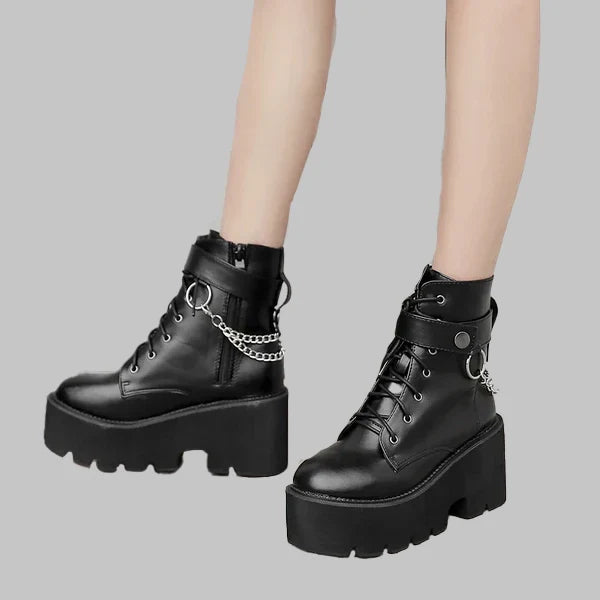 GOTHIC-SCHUHE AUS ÖKO-LEDER IN SCHWARZ MIT KETTE