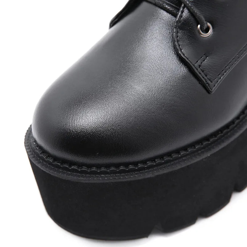 GOTHIC-SCHUHE AUS ÖKO-LEDER IN SCHWARZ MIT KETTE