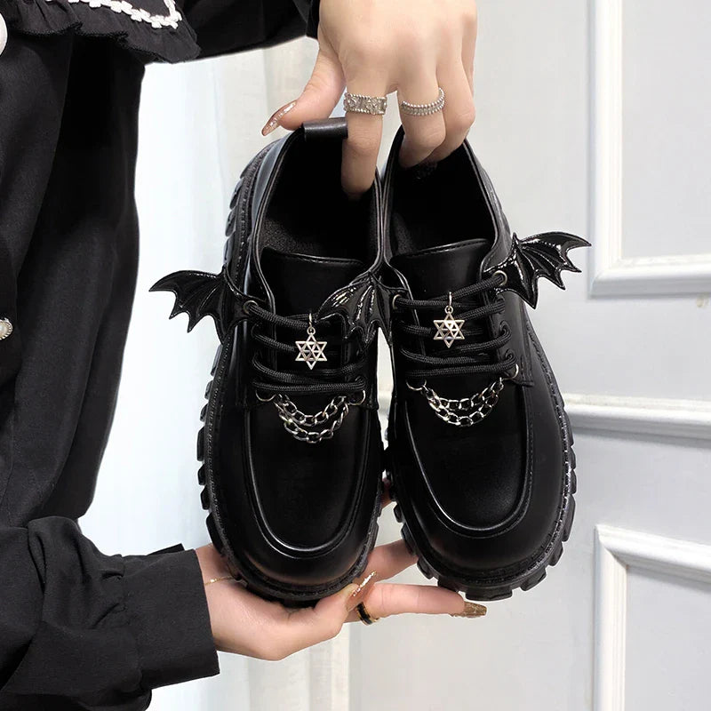 CHAUSSURES GOTHIQUES SUR UNE PLATEFORME ÉPAISSE