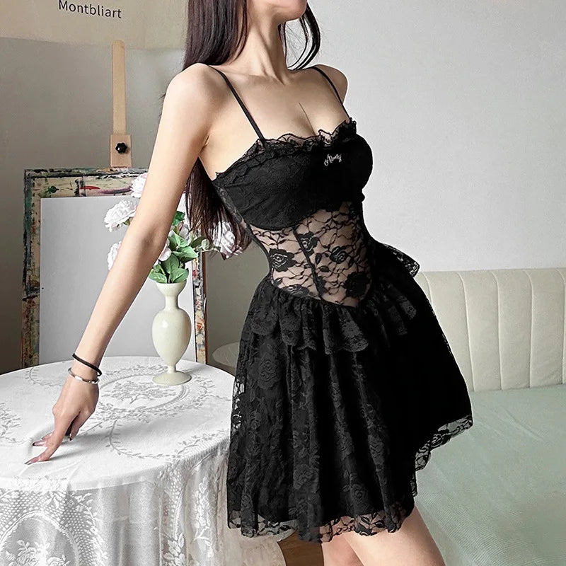 Dunkles Gothic-Spitzenkleid