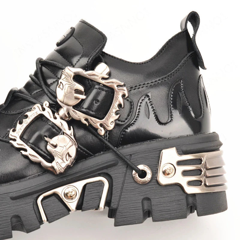 Gothic-Schuhe mit Flammenmotiv