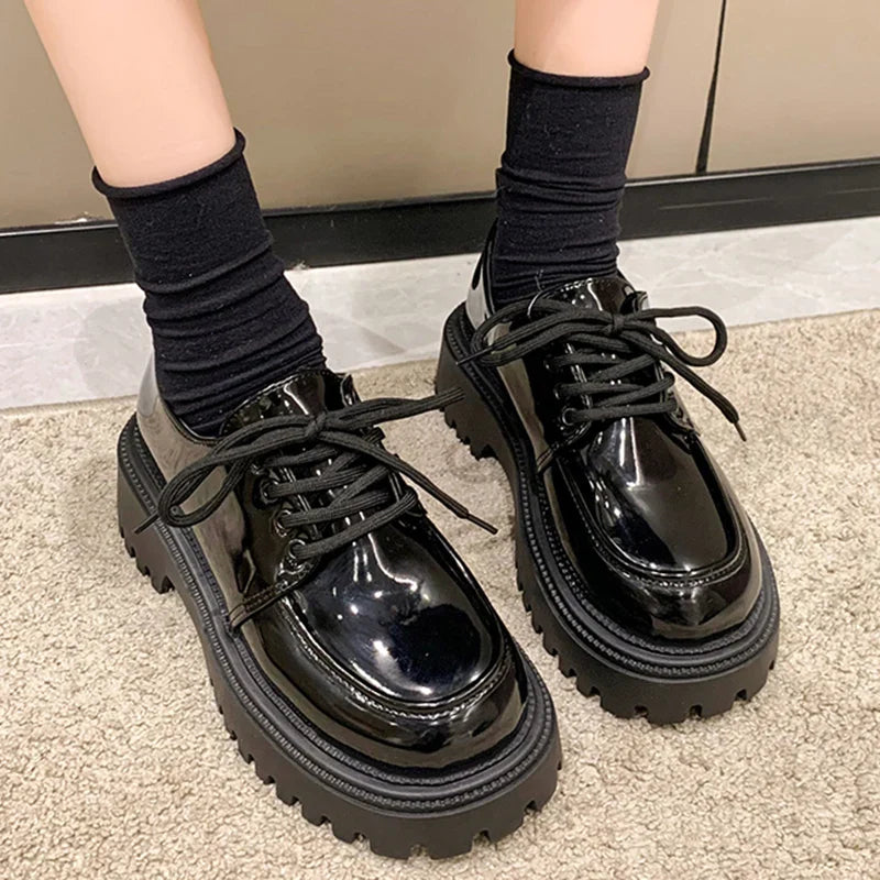 Chaussures gothiques printanières sur plateforme Punky - noir brillant