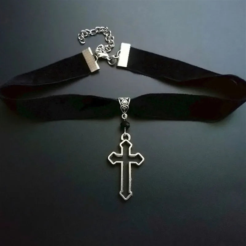 Gotischer Halsreif mit silbernem Kreuz