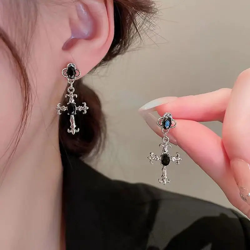 Boucles d'oreilles avec motif croix gothique