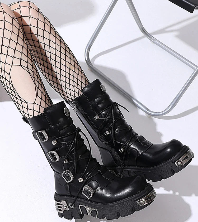Herbstliche hohe Gothic-Stiefel