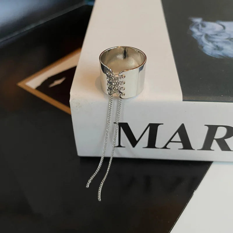 Bague gothique avec motif corset