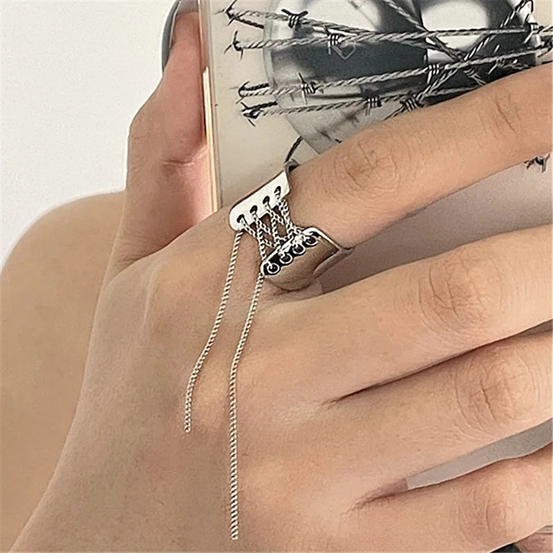 Bague gothique avec motif corset