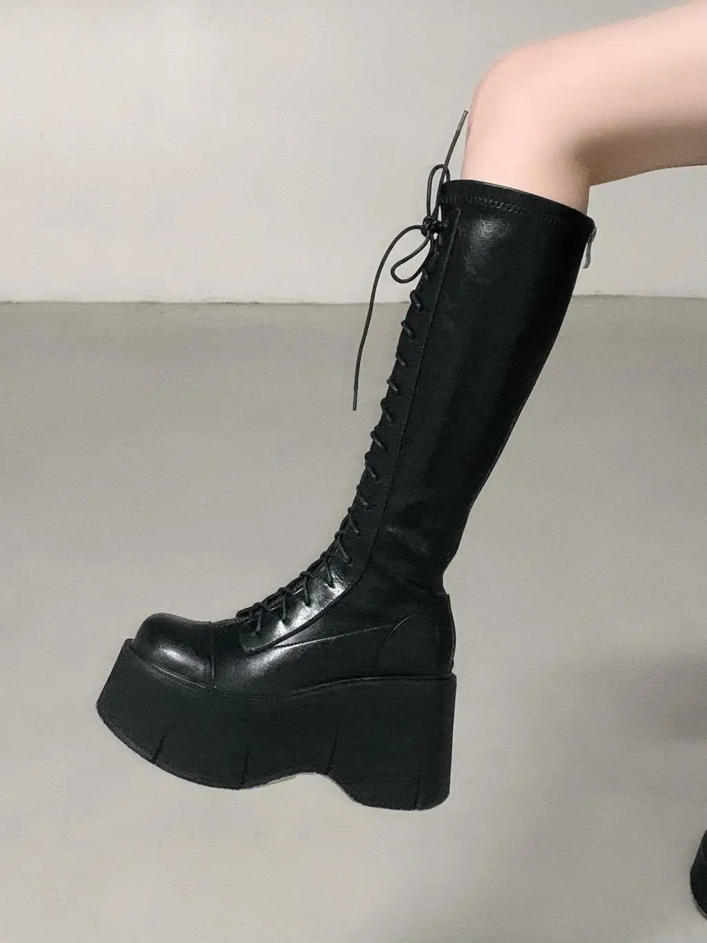 Chaussures longues gothiques noires - brillantes