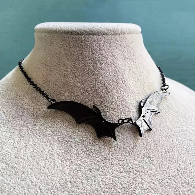 Tour de cou avec motif chauve-souris