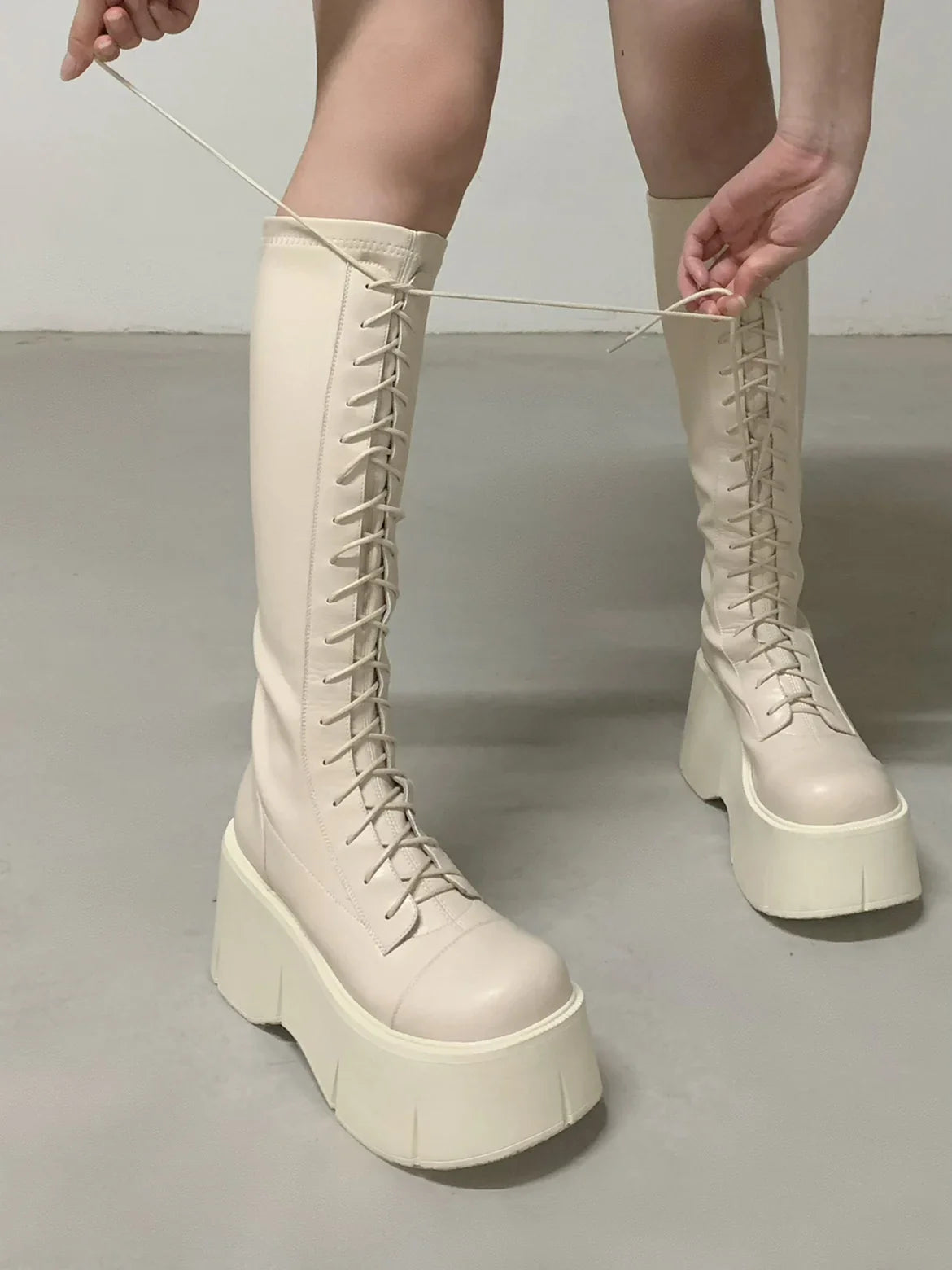 Weiße Motorradstiefel zum Schnüren
