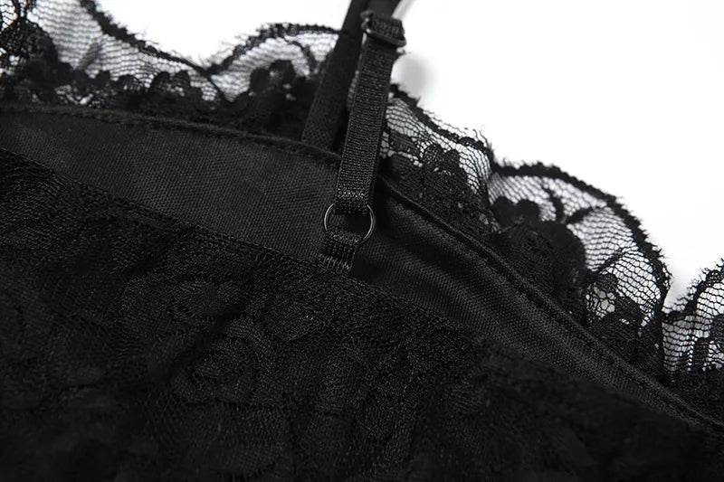 Dunkles Gothic-Spitzenkleid