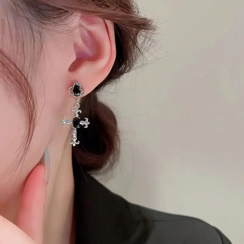Boucles d'oreilles avec motif croix gothique