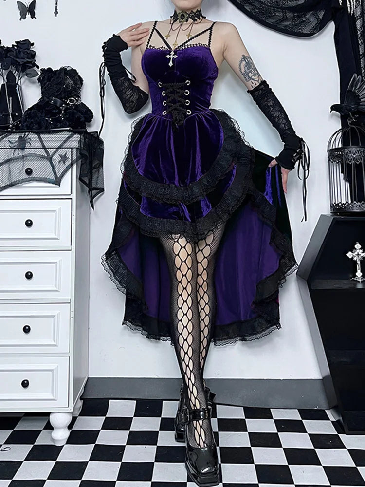 GOTISCHES KLEID AUS SAMT