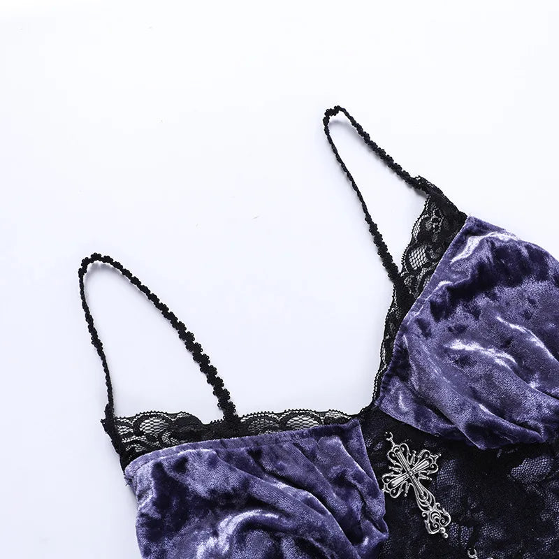Gothic-Kleid aus dunklem Samt