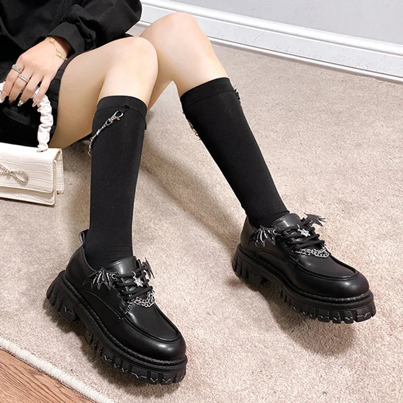 CHAUSSURES GOTHIQUES SUR UNE PLATEFORME ÉPAISSE