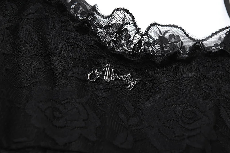 Dunkles Gothic-Spitzenkleid