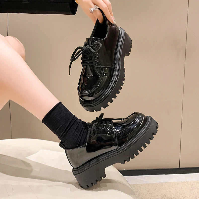 Chaussures gothiques printanières sur plateforme Punky - noir brillant