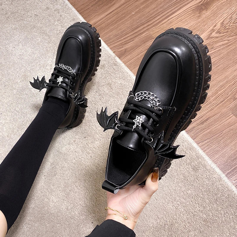 CHAUSSURES GOTHIQUES SUR UNE PLATEFORME ÉPAISSE