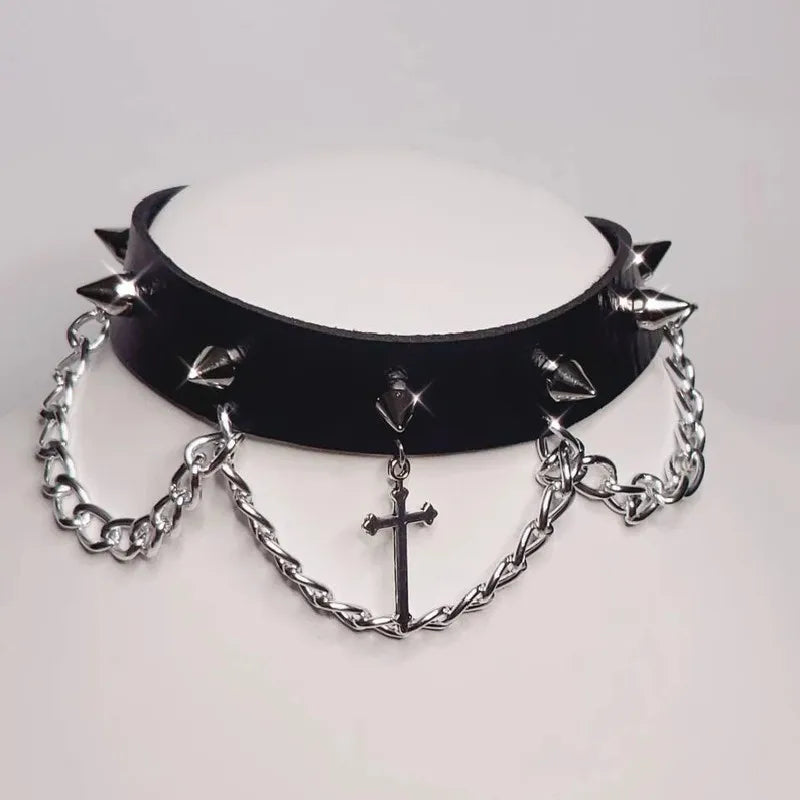 Gotischer Halsreif mit silbernem Kreuz