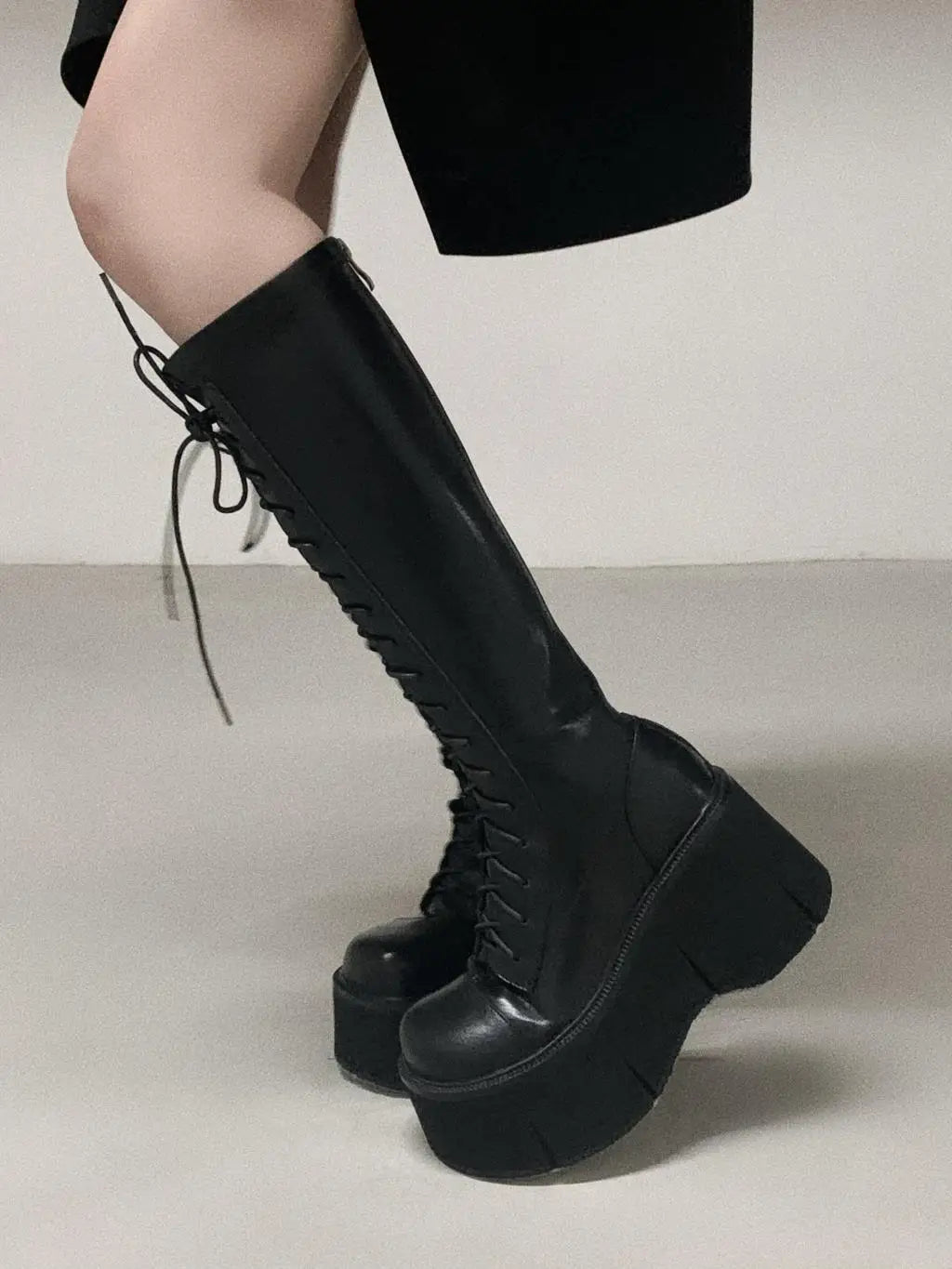 Chaussures longues gothiques noires - brillantes