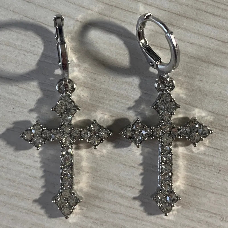 Gotische Kristallohrringe mit Kreuzmotiv
