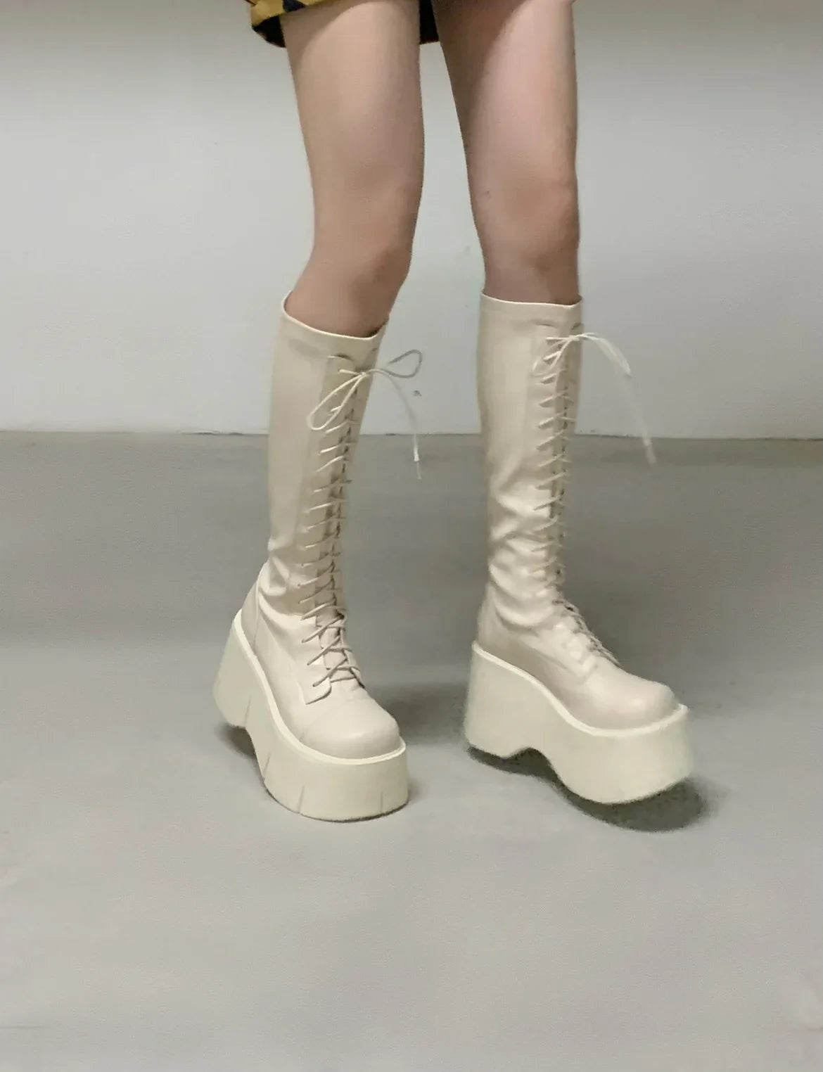 Weiße Motorradstiefel zum Schnüren