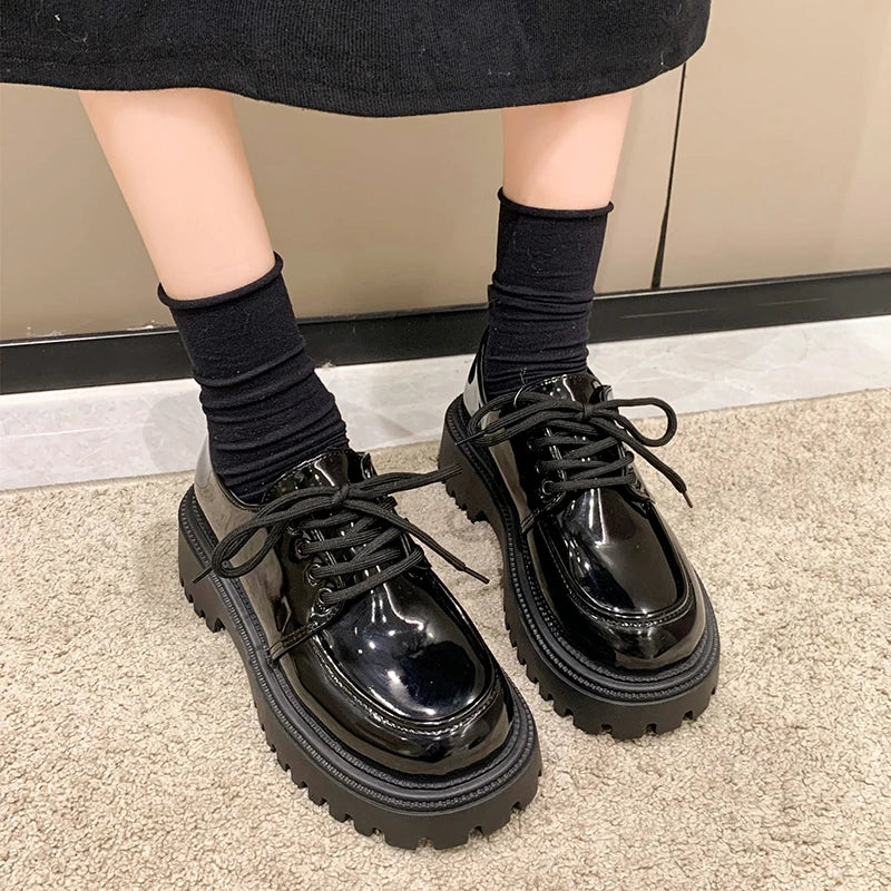 Chaussures gothiques printanières sur plateforme Punky - noir brillant