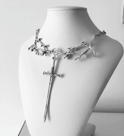 Gotische Halskette mit Schwertmotiv