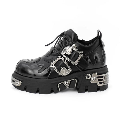 GOTHIC-SCHUHE FÜR DAMEN MIT METALLVERZIERUNGEN