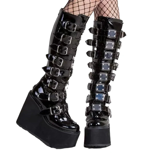 Hohe schwarze Gothic-Punk-Wedges