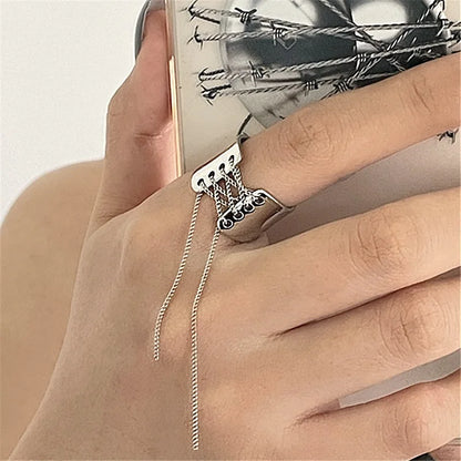 Bague gothique avec motif corset