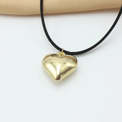 Collier gothique avec motif cœur en acier inoxydable