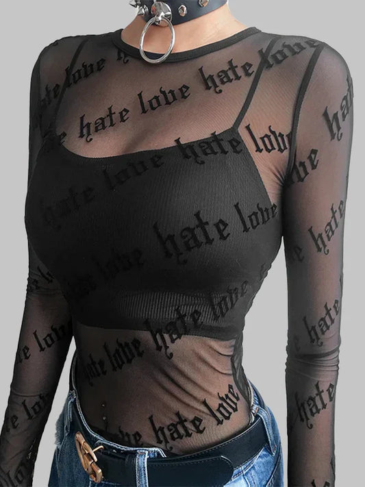 Transparentes Oberteil mit „Hate Love“-Motiv