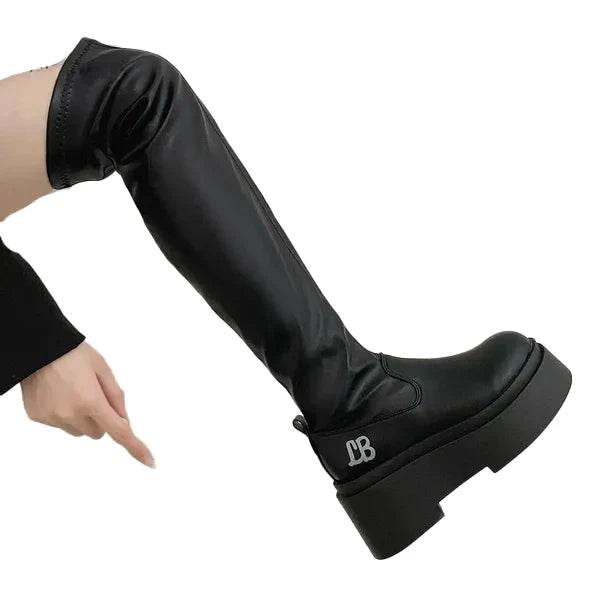 Gothic-Stiefel oberhalb des Knöchels