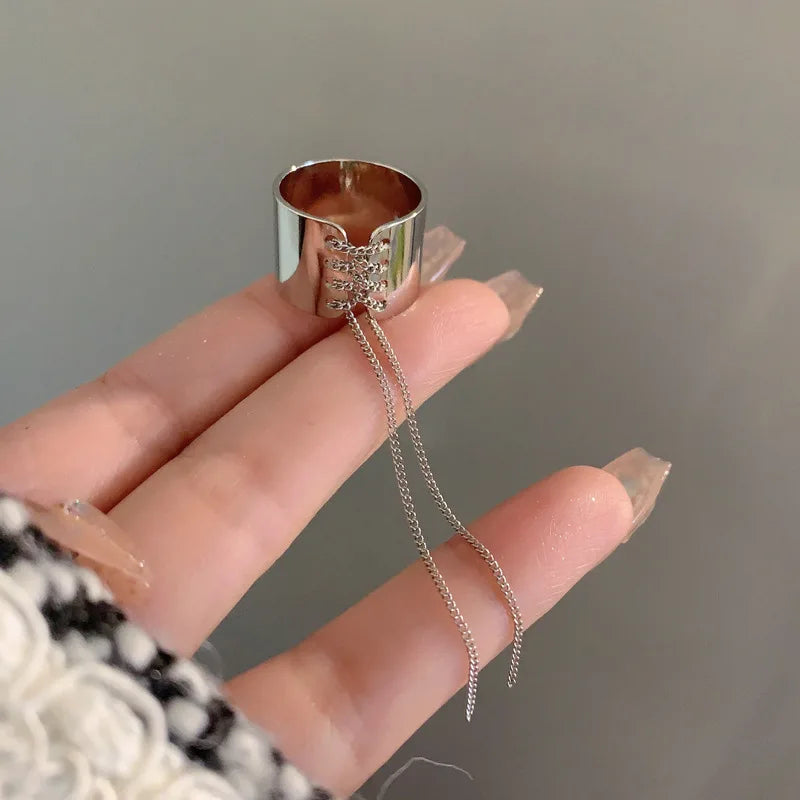 Bague gothique avec motif corset
