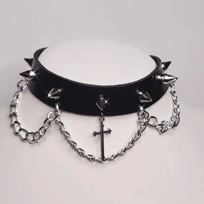 Gotischer Halsreif mit silbernem Kreuz