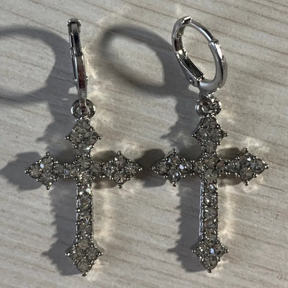 Gotische Kristallohrringe mit Kreuzmotiv