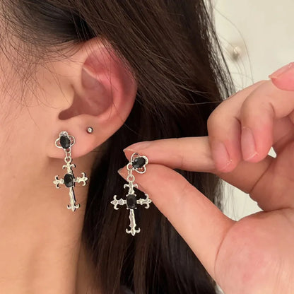 Boucles d'oreilles avec motif croix gothique