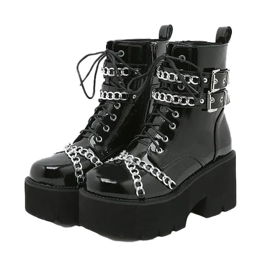 SCHWARZE GOTHIC-PLATFORMSTIEFEL MIT KETTEN UND METALLRIEMEN IM PUNK-STIL